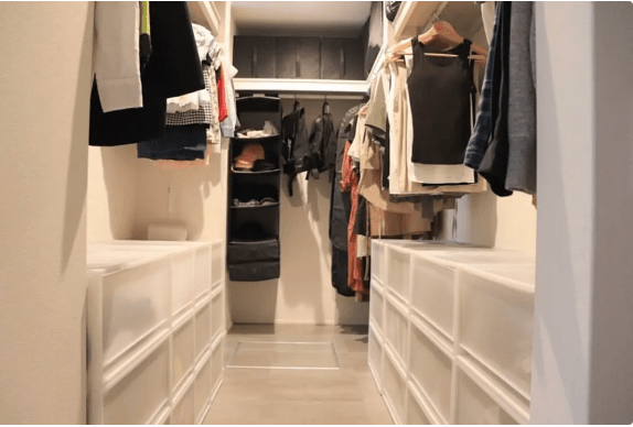 |85平小居住三个娃,客厅没有沙发,妈妈定期扔扔扔,好清爽