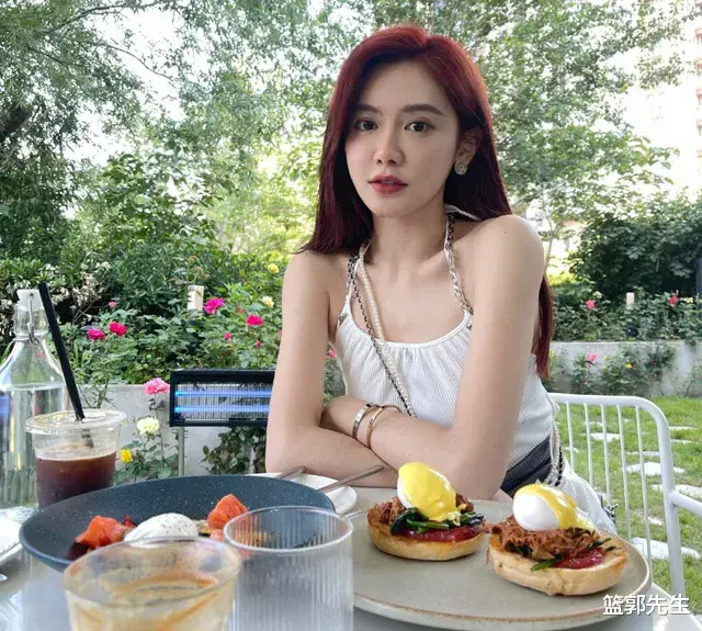 籃網(wǎng)隊(duì)|籃網(wǎng)對(duì)雄鹿，最美杜密靠邊站，最美詹密成主播，誰(shuí)C位一目了然？