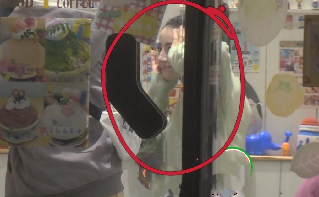 迪丽热巴|热巴懒理和杨洋绯闻!深夜去蛋糕店打卡,只拍不吃好浪费