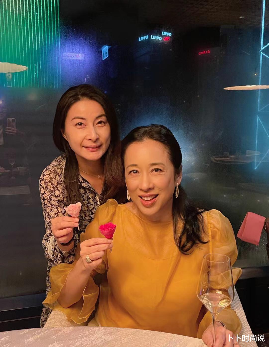 王力宏|郭晶晶“变了”，一改作风穿斜肩紧身裙秀好身材，气质高雅显大气