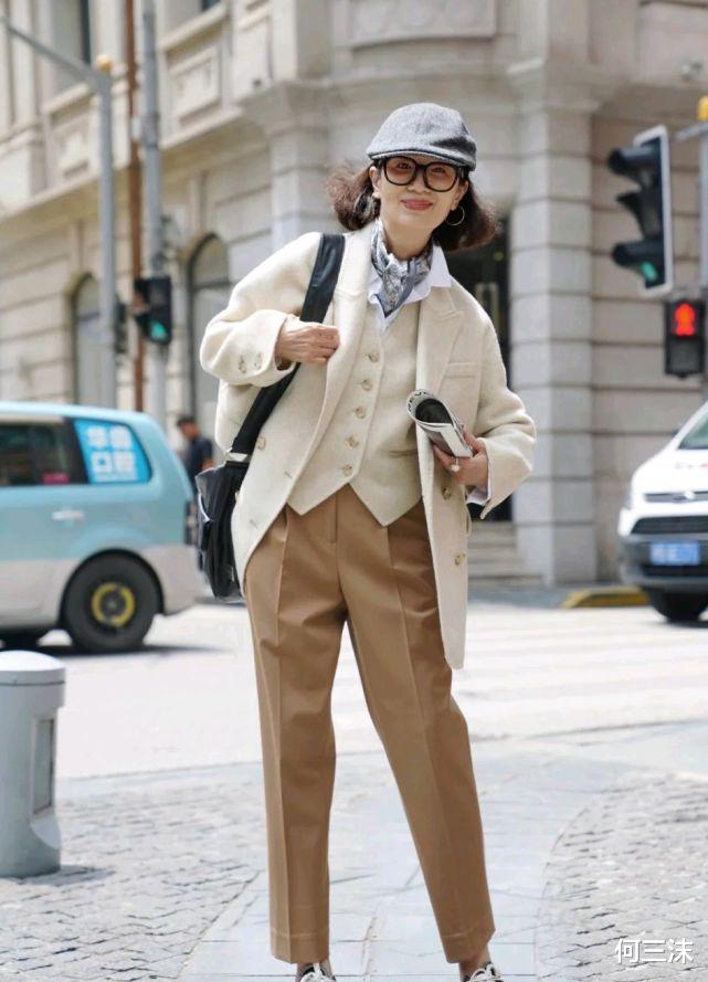 何三沫 50岁的女人别总穿一身黑，可以尝试浅色穿搭，演绎别样的视觉盛宴