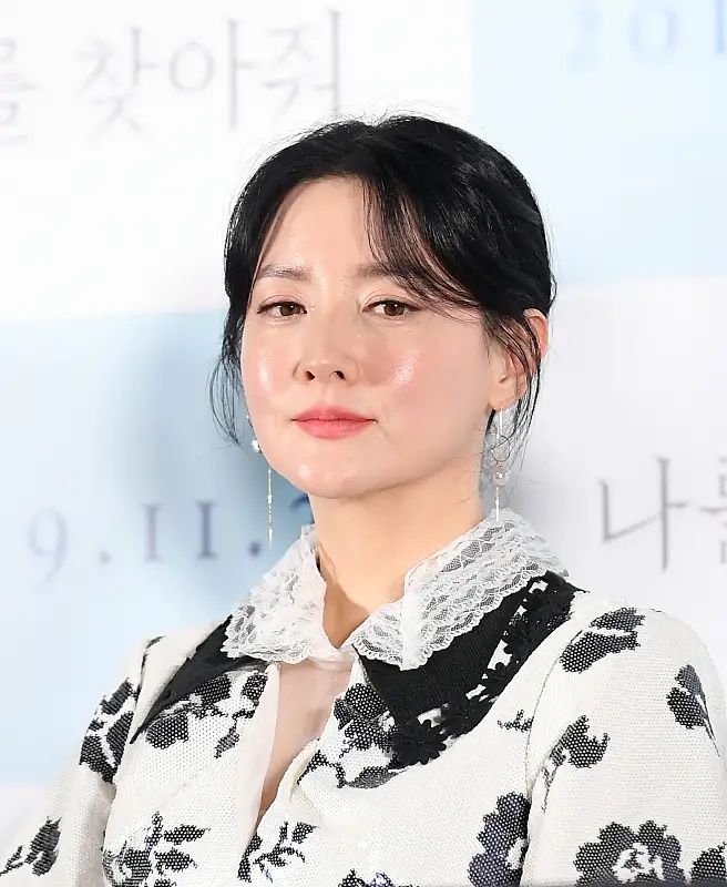 全球时尚号|“大长今”李英爱不显老，穿印花长裙如少女一般，“婴儿肌”抢镜