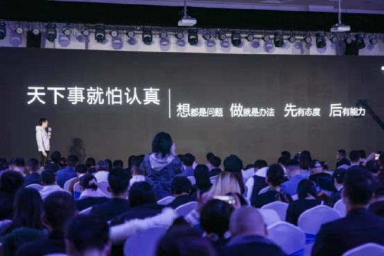 纺织服装时尚内参 中国人请给国货一个机会！看白小T用科技重新定义服装