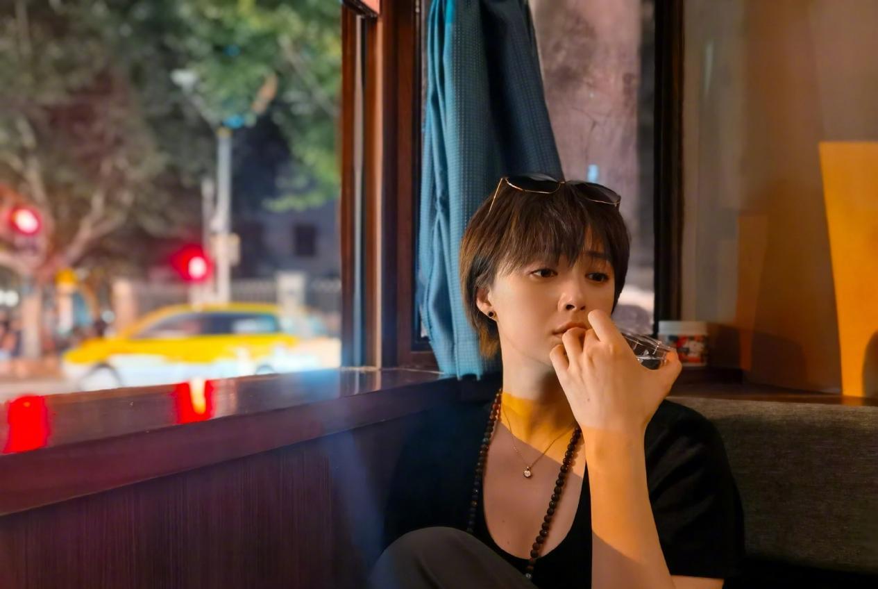 方脸妹说时尚|蒋欣骨架大太吃亏！穿卡通T恤肩宽背厚，身材比男乘务员还大一号