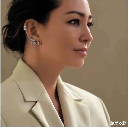 绝美衣搭 吊打一切基础色！大女人风的“米色穿搭”，堪称办公室头号时髦精