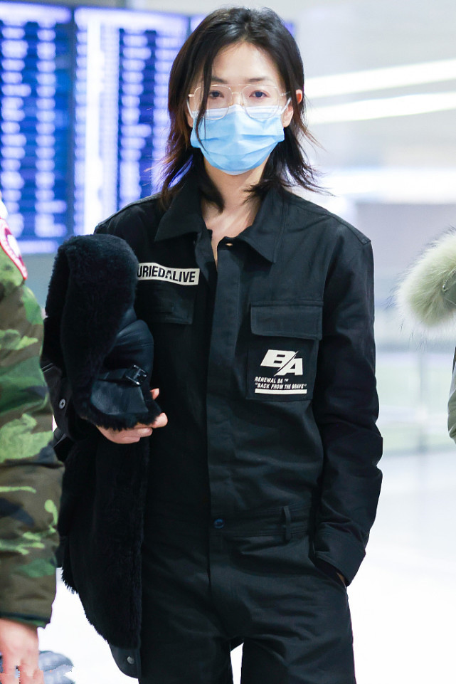 万茜|万茜也太能穿,一套工业风打扮配一副眼镜,这是在机场走秀吗?