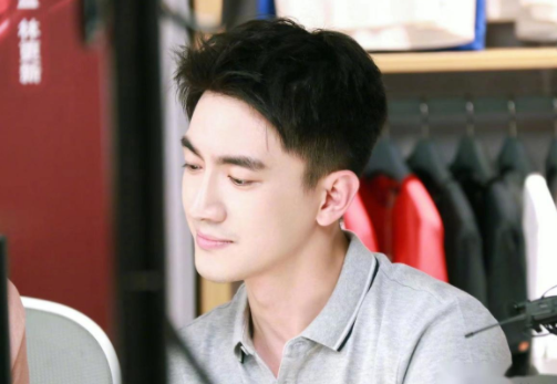 林更新|林更新短发生图上热搜，网友：两个好哥们都栽了，你网红女友在哪