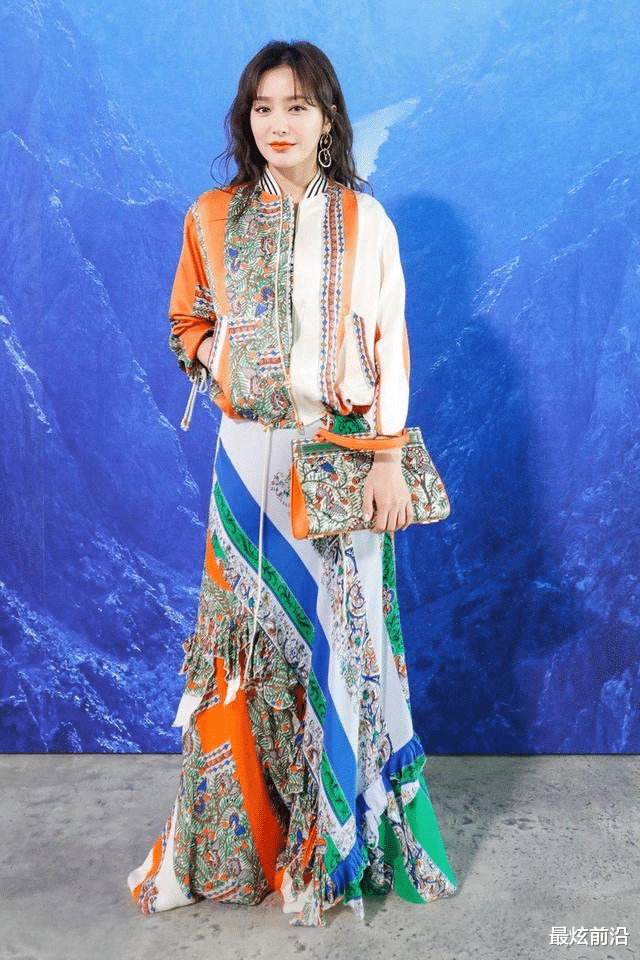 服饰|秦岚年过40还如此年轻迷人，身穿民族风服饰，不扮嫩尽显高级气质