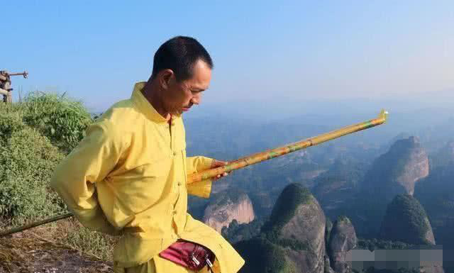 晓君侃史 他在818米悬崖上代人烧香, 一次收199元, 稍有不慎就会失足落崖!