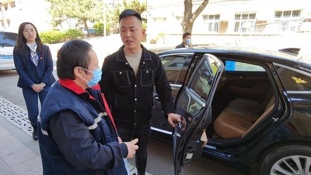 半岛新闻客户端 婚礼前两天，他找到了走失17年的妈妈