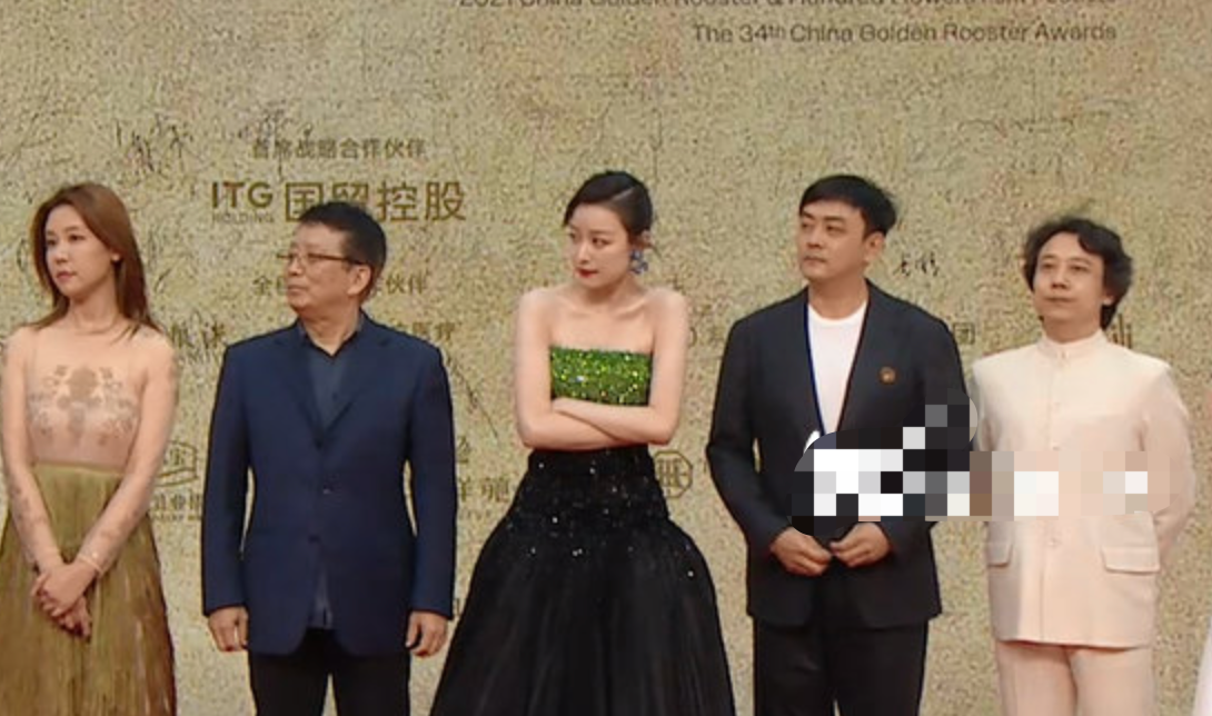 倪妮|倪妮穿高定礼服走红毯！冷到蜷缩抱紧胳膊，下台穿棉袄喝热茶