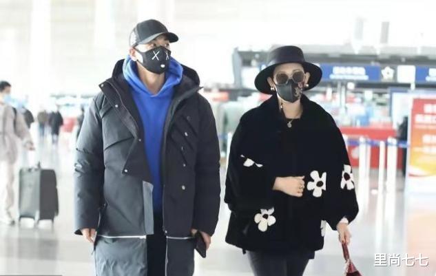 赵文卓|这哥是真怕冷！赵文卓机场裹成粽子太壮实，老婆忙着优雅穿貂出镜