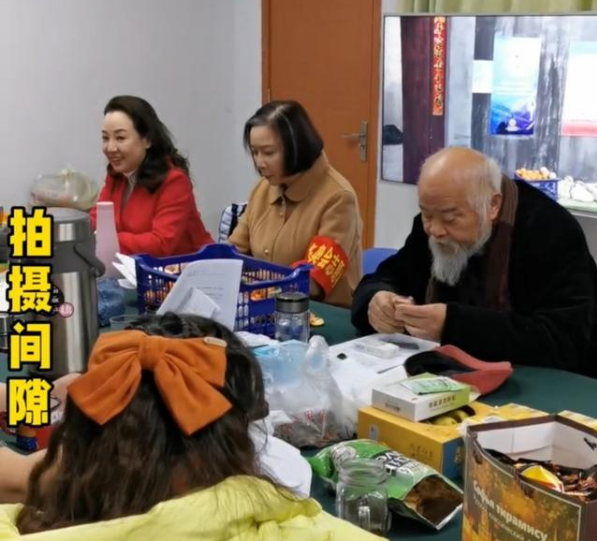 蔡明|60岁蔡明幕后素颜照曝光！打扮朴素发缝宽，英达关凌等人惊喜露面