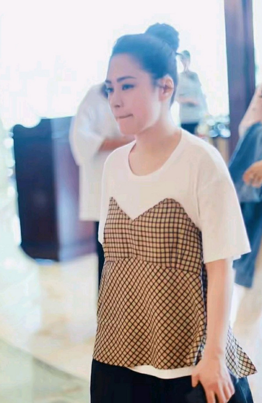 潮流前沿 阿娇的时尚看不懂，“垮衣”配“垮裤”，看似随意却颇有细节感