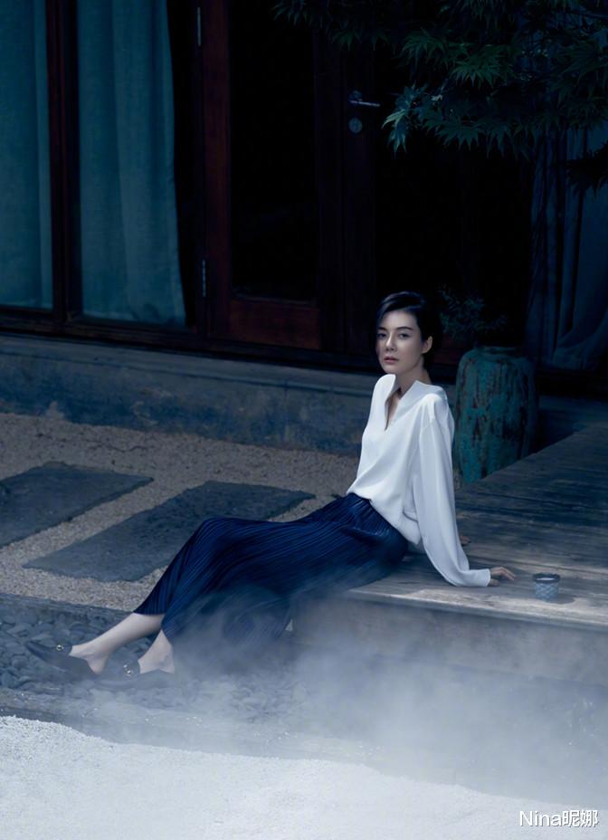 车晓|39岁车晓人美不会打扮！穿廉价衬衫配半身裙太路人，真可惜这张脸