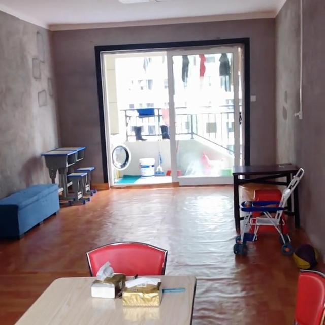 |90后妈妈带3个孩子住毛坯房,每月6800块的房贷,下辈子不做房奴