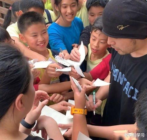 老李侃学习|流量明星频繁登上试卷，送分题也甘愿答错，网友直言是我落伍了吗