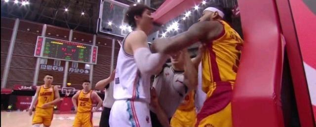 福建男篮|福建击退大黑马！外援被驱逐出场，大王功不可沒