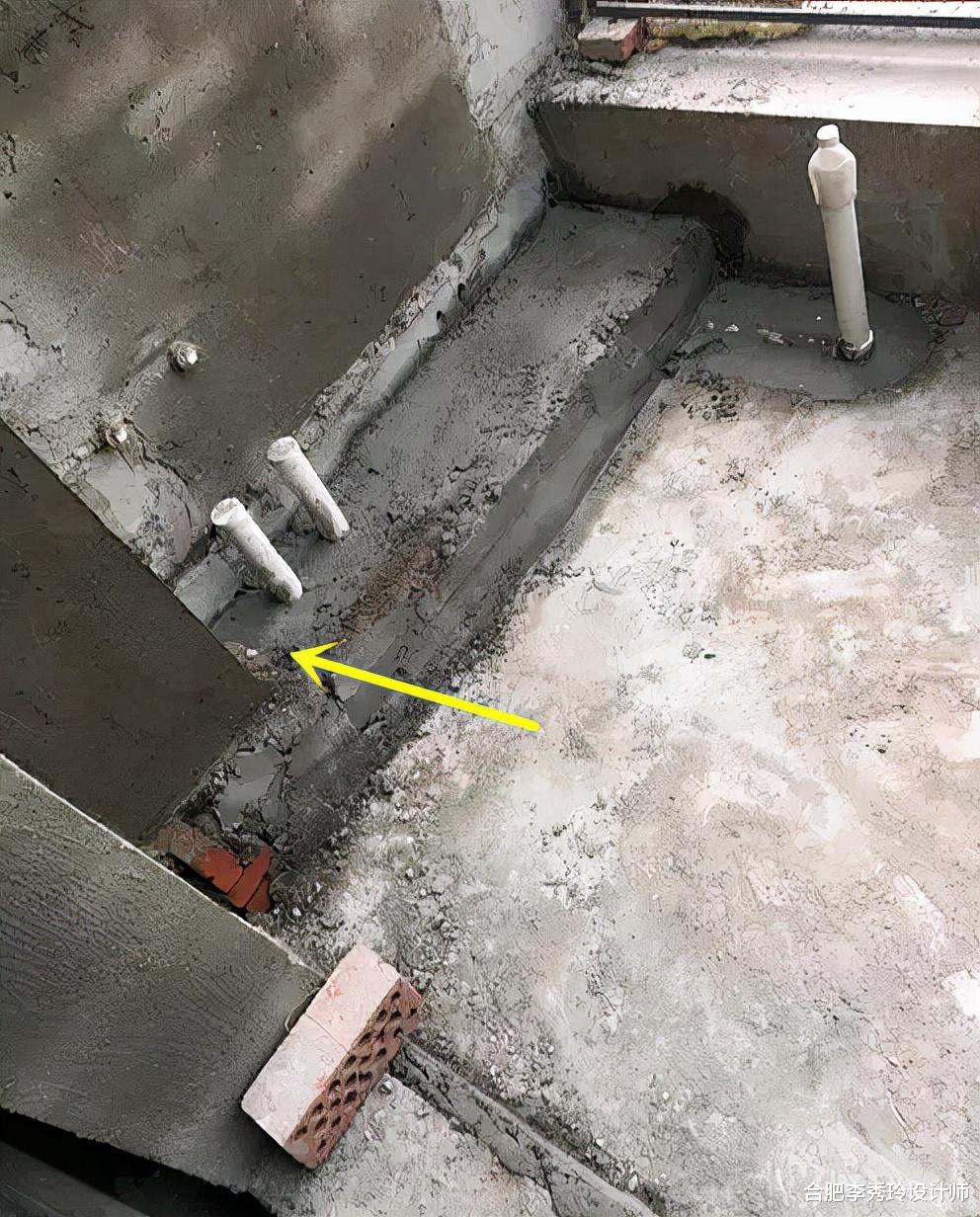 卫生间下水管倾斜，请专业师傅做“取直”处理，分段包管隐形美观