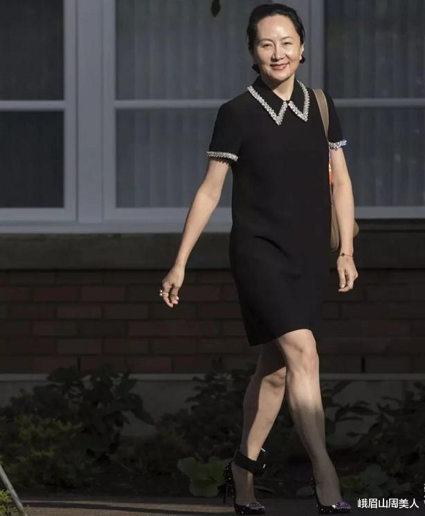 峨眉山周美人|?真正大气的女人，裙子下面不会配凉鞋，不得体！看孟晚舟就知道了