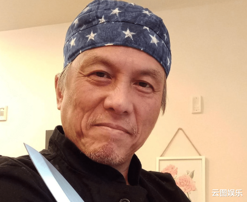 周星驰|周星驰搭档龙炳基罕露面，已移居国外当厨师，爆料星爷是他的媒人