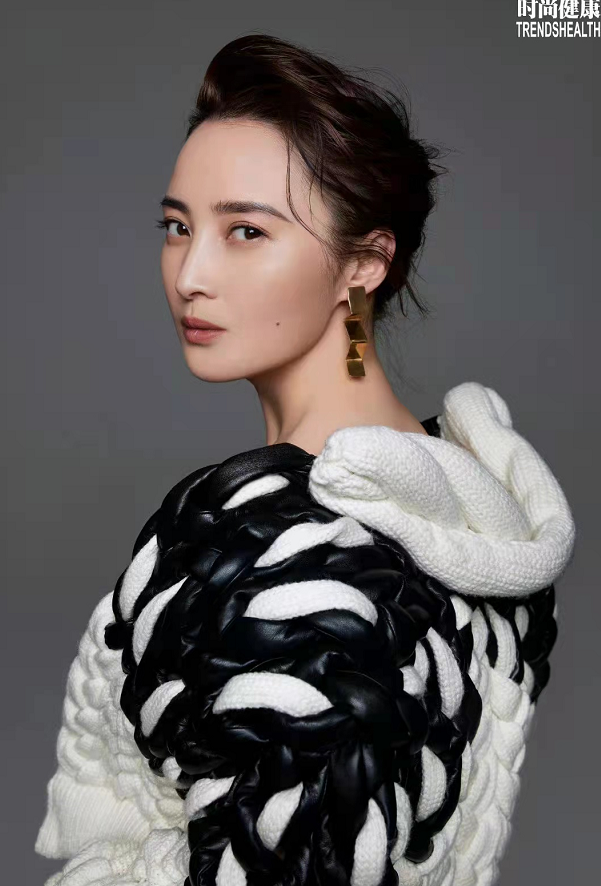 蒋勤勤|46岁蒋勤勤魅力太大！新大片穿低领裙秀身材超性感，真羡慕陈建斌