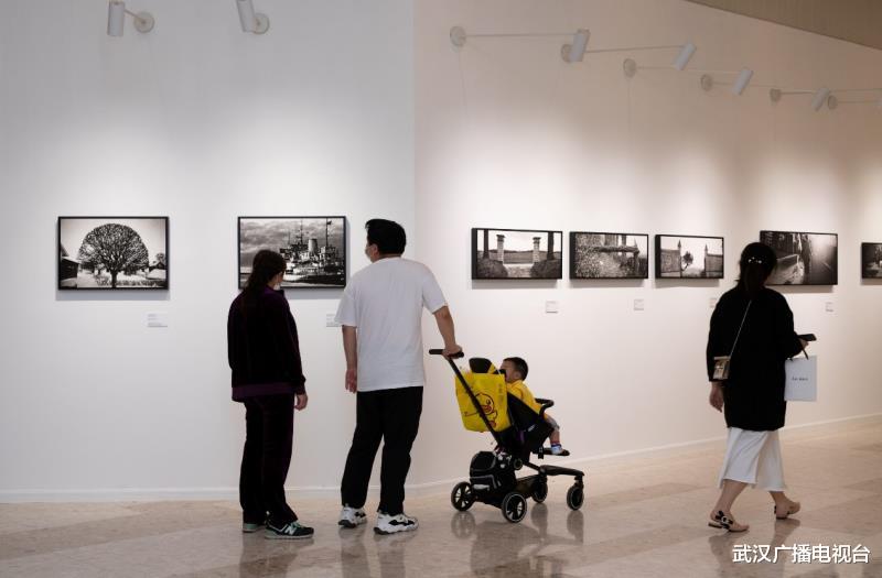 武汉广播电视台 疫情不能出国旅游?来看布鲁诺·赫基亚的镜头下的浪漫巴黎!