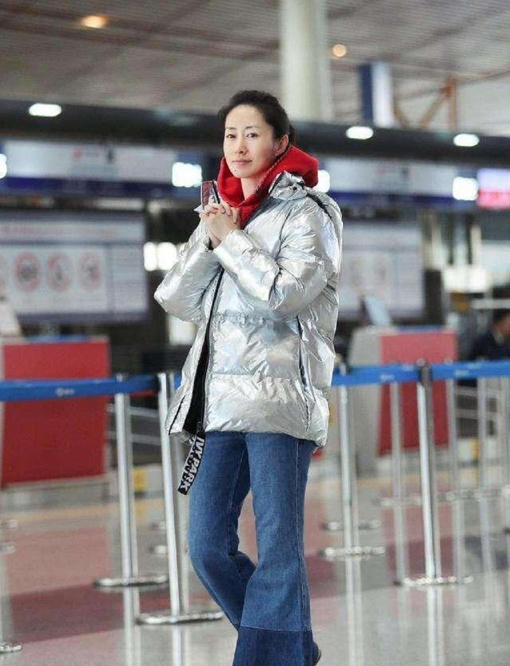 辰雪聊时尚|包文婧与女儿同框机场，穿白T配牛仔喇叭裤，休闲低调却很显年轻