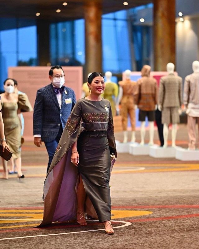 全球时尚风行 泰王小公主闪耀晚会太美！穿斗篷泰服霸气如女王，赢了王后和贵妃