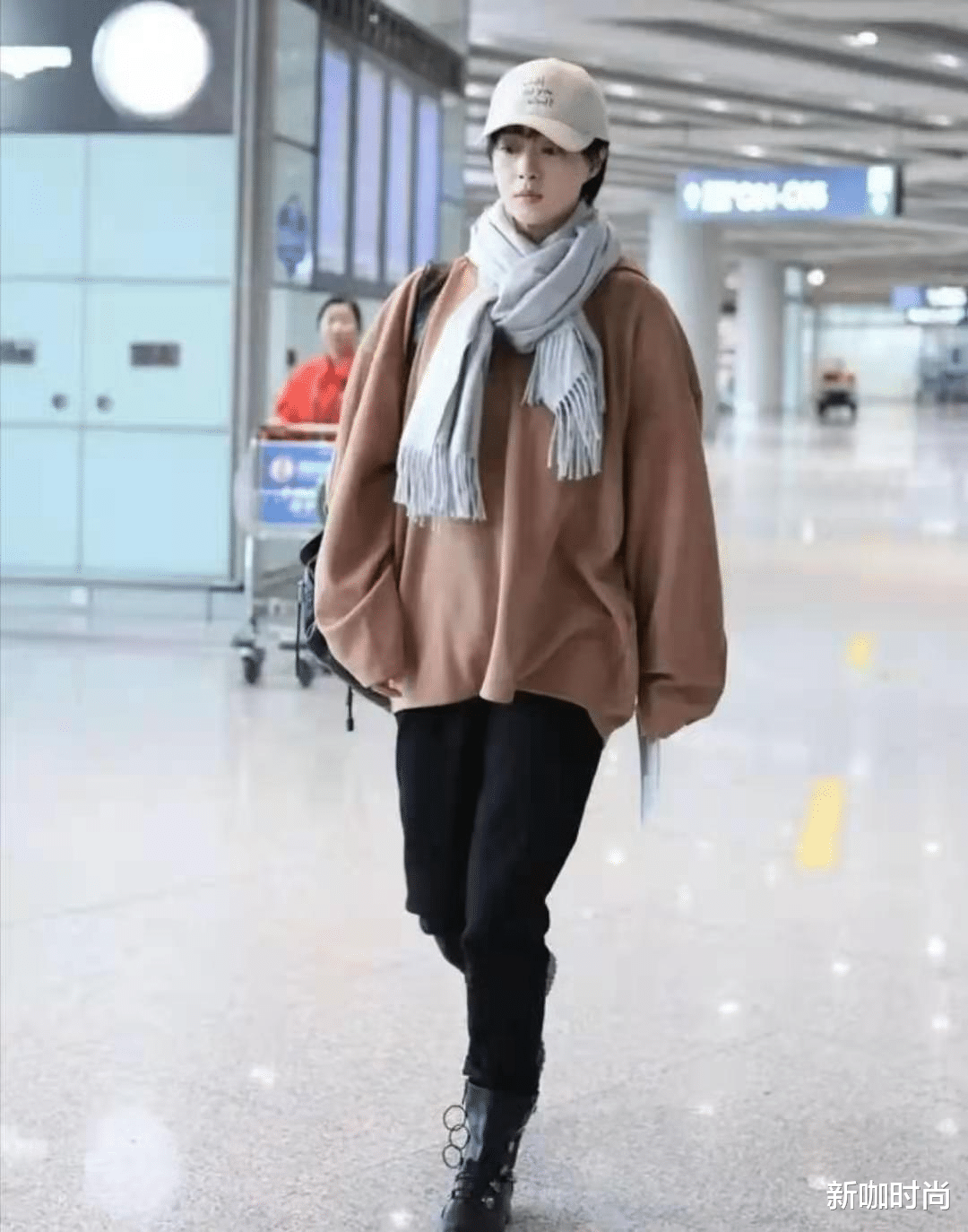 发型|蒋欣私服好随性，穿灰色T恤戴“佛珠”，一头短发彰显活力感
