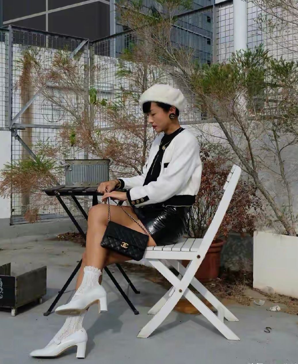 闲鱼有话说 徐濠萦穿衣真有特色,高领毛衣露一截肚子,大冷天还穿凉鞋配袜子