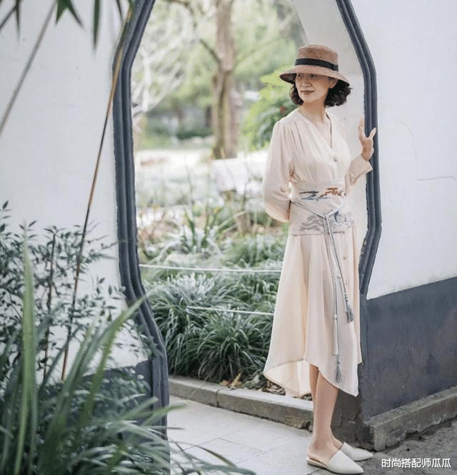 时尚搭配师瓜瓜|?这才是50岁女人该有的打扮，拒绝“扮嫩”，简单高级的气质才更美