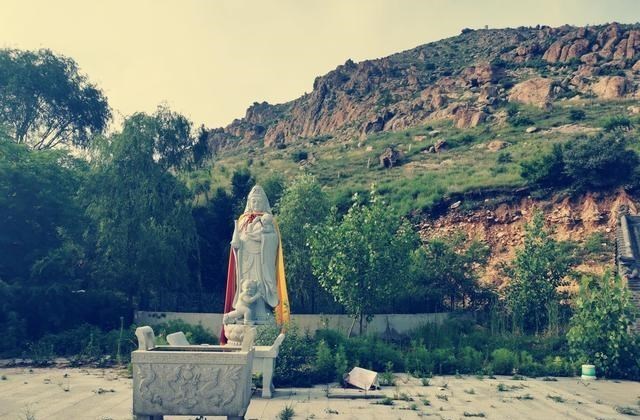 童书小窝|辽宁这个村子藏着一座“开放式寺院”:有狐仙洞和八卦井