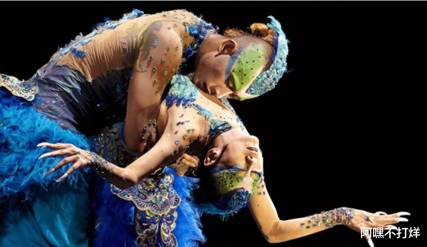 杨丽萍|杨丽萍与男徒弟跳舞太投入，当镜头拉近时，网友：不好意思看