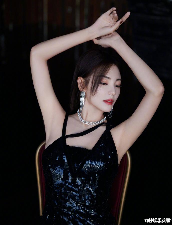 张雨绮|张雨绮去领“美丽女人奖”，特意剪了个短发，还发布了自拍照片