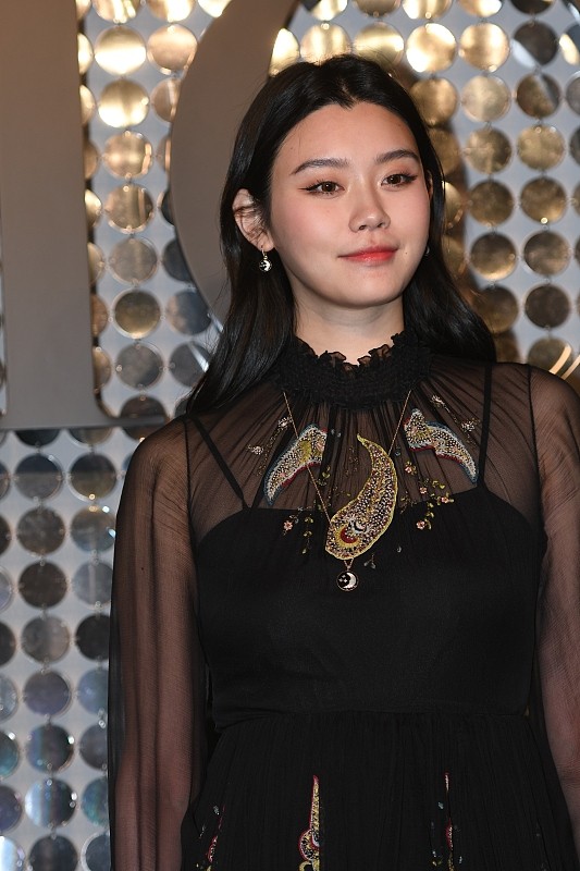 BiuVogue 奚梦瑶就算是胖了，穿礼服也很美，肉感小圆脸太显嫩了