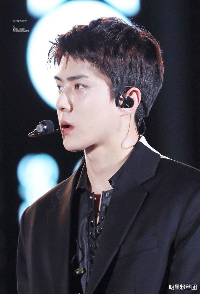 尤金妮|吴世勋车内旧照曝光，满满青涩的少年气，和现在颜值差距越来越大