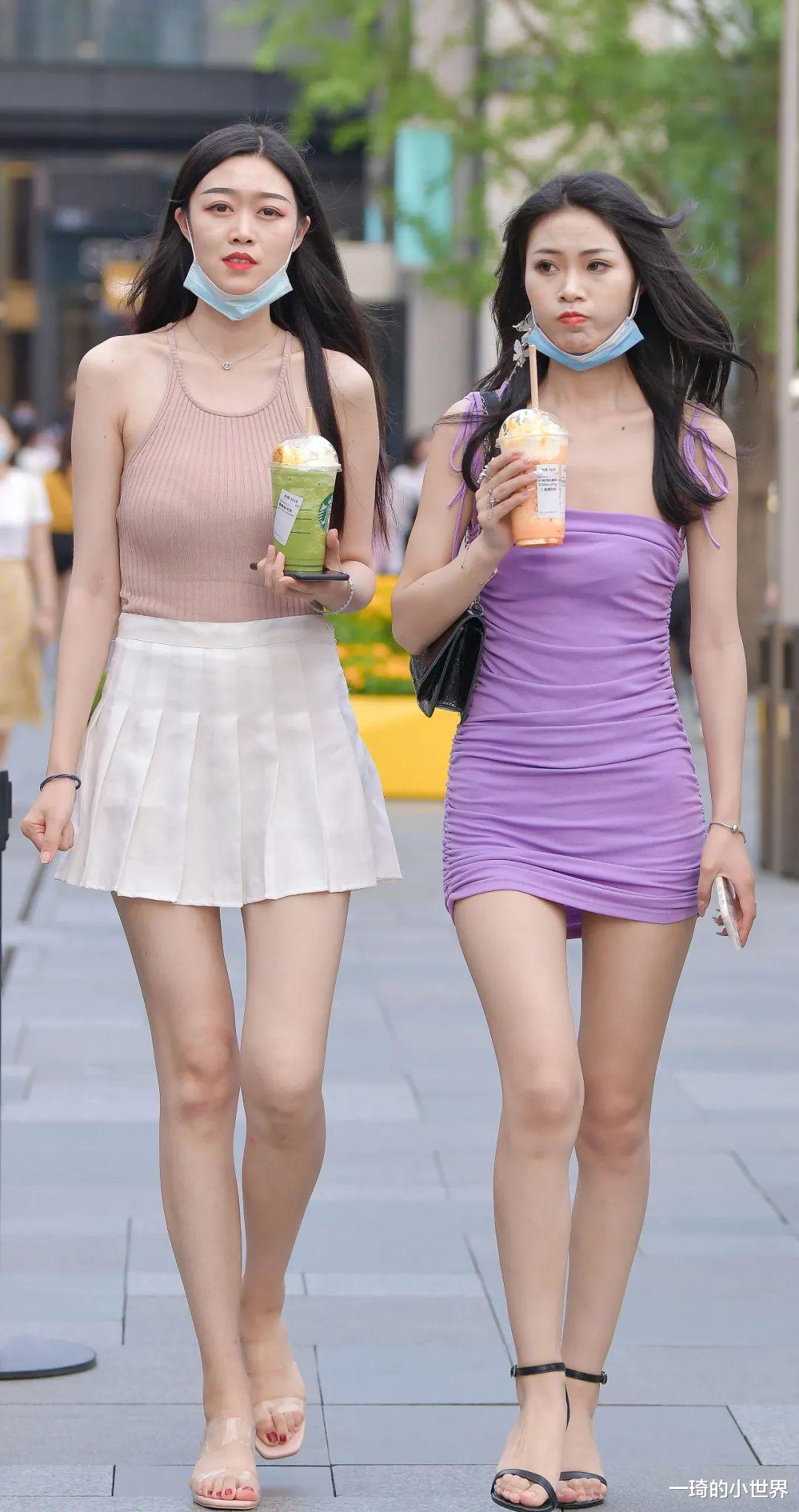 一琦的小世界 瘦高是穿百褶裙,还是穿吊带紧身裙好看?
