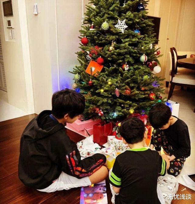 林志颖|林志颖家中挂圣诞袜，被发现多了一只小小的B字袜，引起热议