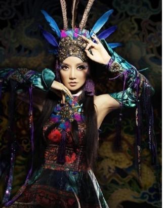 萨顶顶|萨顶顶“真人”长啥样？卸妆后“神婆变玉女”，早这样早红了！