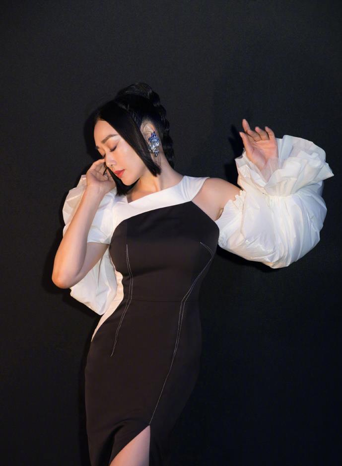 木木尔小倩|钟丽缇越老越自信，公主切配黑白收腰连衣裙，50岁线条感依旧很美