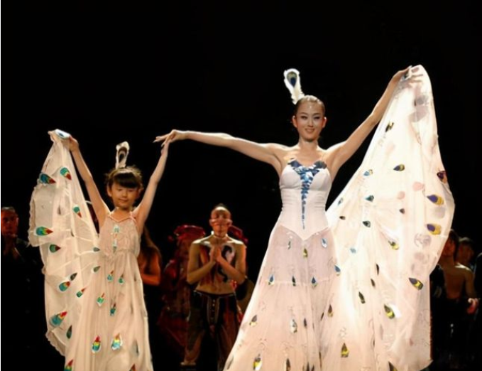 冯小刚|杨丽萍21岁侄女暴风长高，身高目测1米85，表演孔雀舞不输杨丽萍