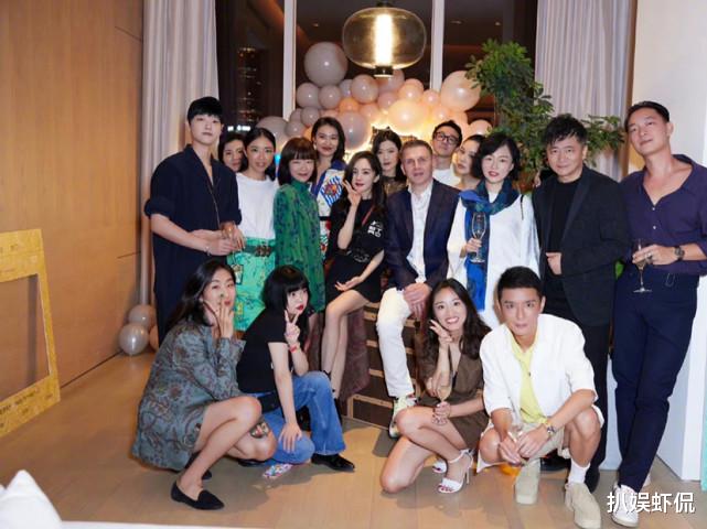 金裕贞|35岁杨幂逛街被偶遇，与帅气男路人合影很般配，”小丑风“造型前卫且时尚