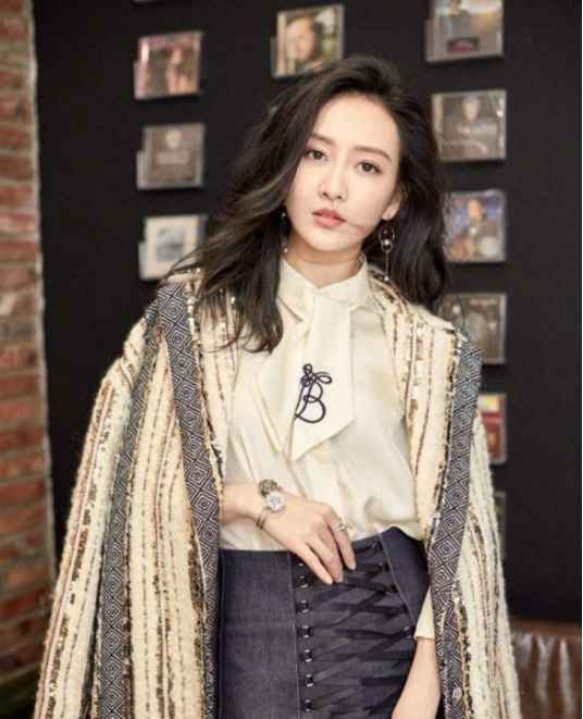 王鸥|姐弟恋实锤且好事将近？王鸥带何九华参加婚礼，腹部隆起疑有孕