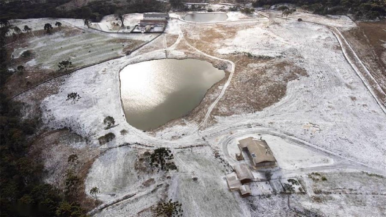 整点科普|地球要进入冰期?炎热的巴西遭遇大雪,居民:活了62年,第一次见