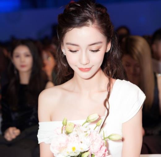 Angelababy|杨颖在豪宅拍美照，身旁玩偶价值5位数，头顶水晶吊灯太扎眼