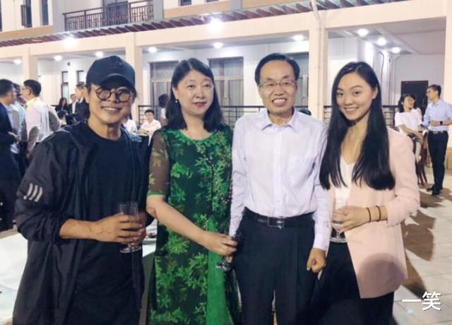 何炅|李连杰罕见现身，利智视角下与两女儿同框跨年，辟谣病逝谣言