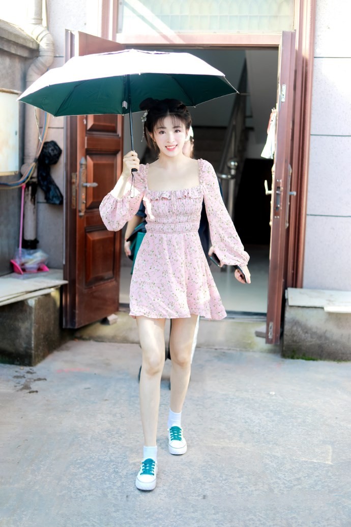 八只爪的猫|被张含韵甜到了，穿法式方领裙像邻家小妹妹，糊咖佟梦实真高攀了