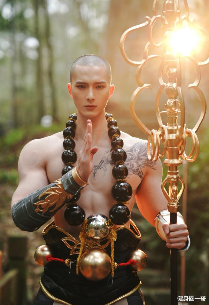 健身圈一哥 撸铁健身打造一身腱子肉，超爱cosplay，宛如画中走出来的肌肉美男！