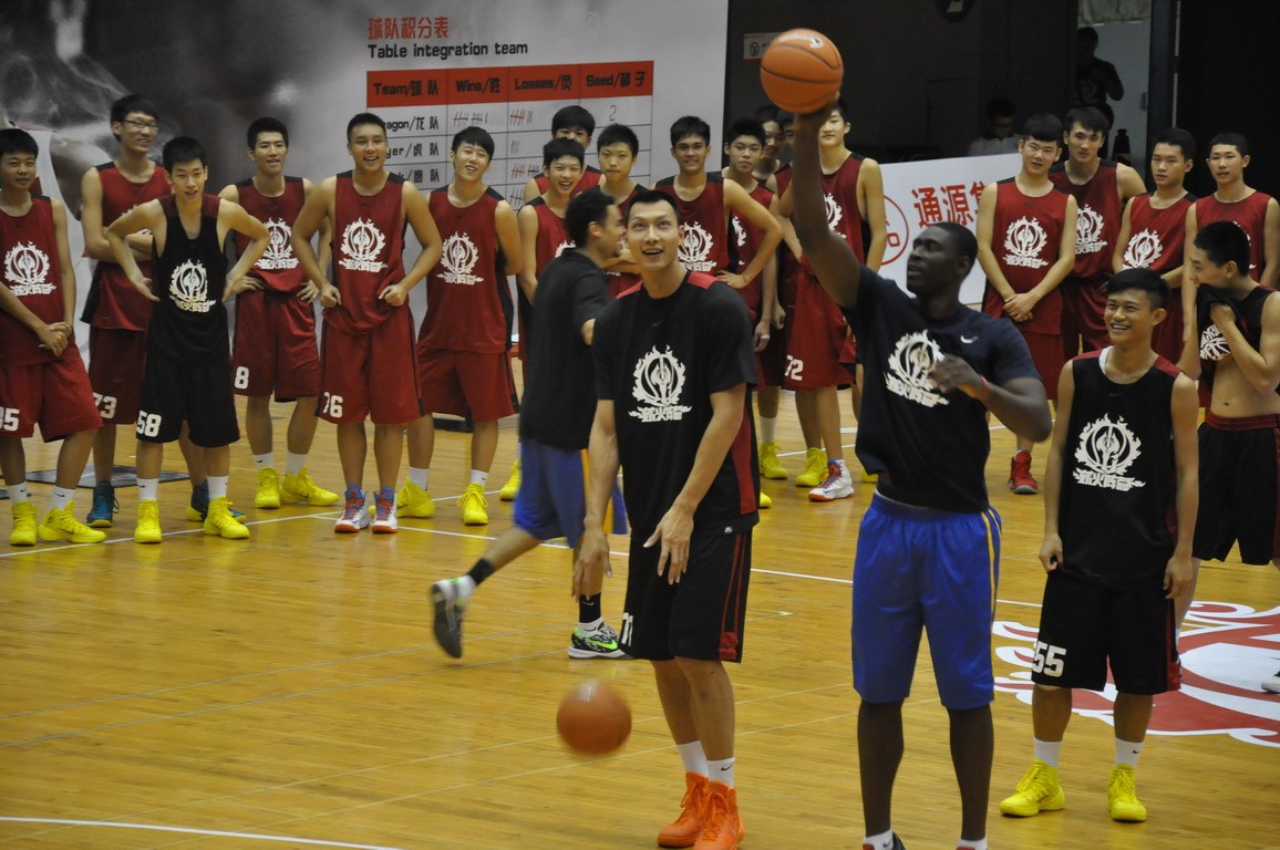 易建联|易建联训练营10天收费8888元！那NBA球星呢？没有对比就没有尴尬